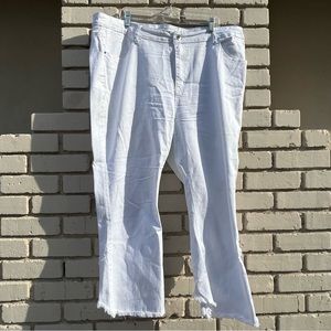 NWT New York Collection Woman’s Crop Raw Edge Jeans in White - Size 3X Petite